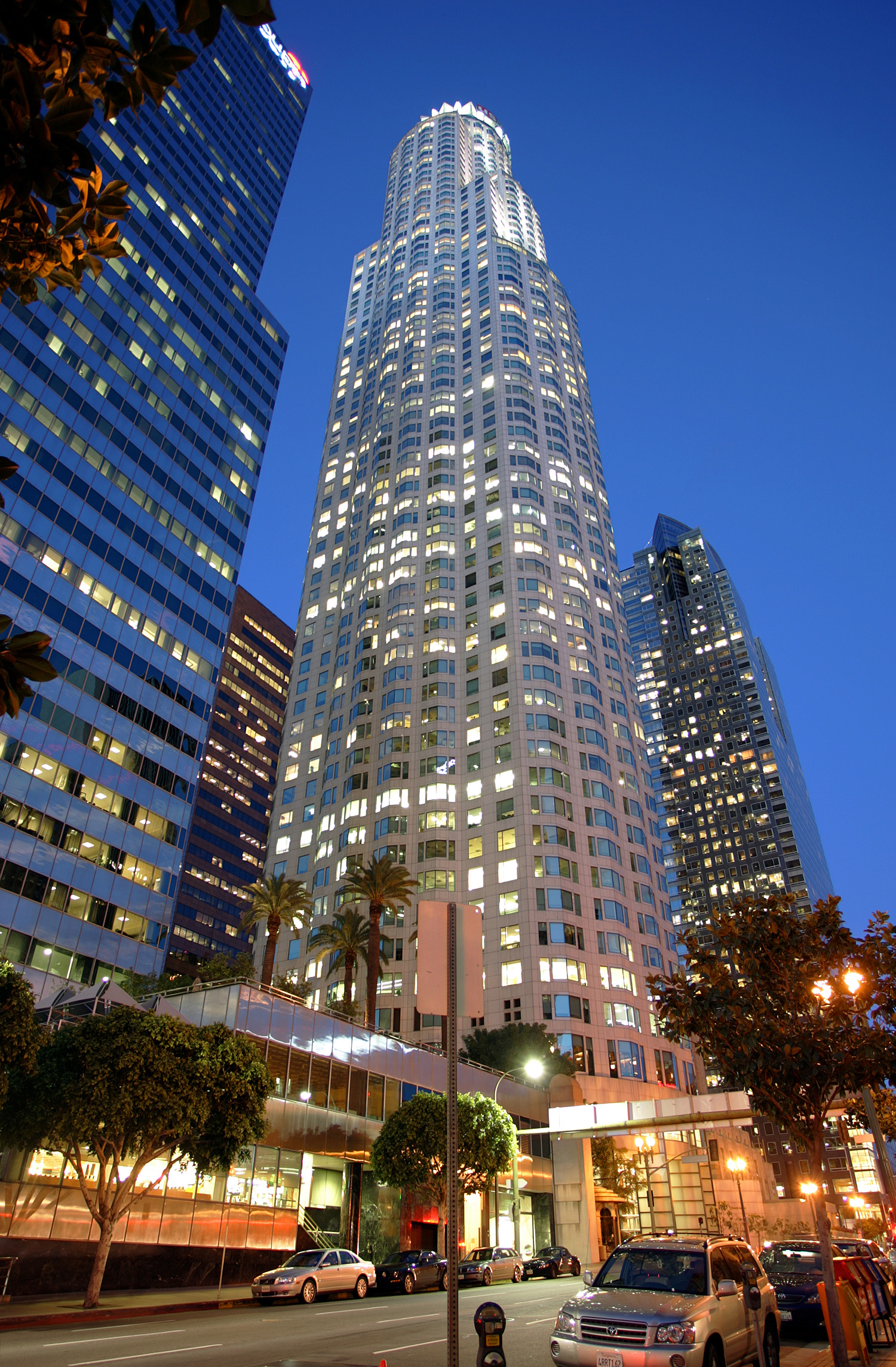 U.S. Bank Tower, Los Angeles - Night view from West 5th Street. © Mathias Beinling